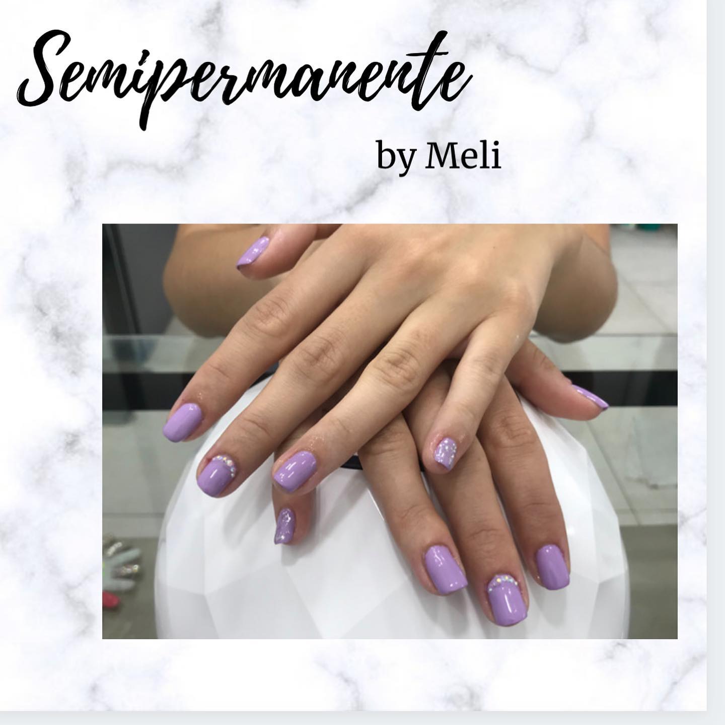 Manos con esmaltado semipermanente lila y apliques de strass